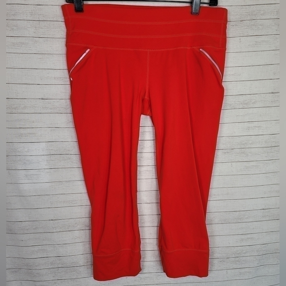 Athleta Bright Coral Red Sizzle Relay Cropped Capri Leggings, sz Medium
